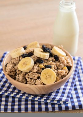 Granola muz, Kuru üzüm ve süt ile 