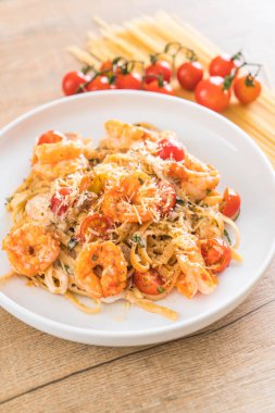 Spagetti karides, domates, fesleğen ve peynir ile 