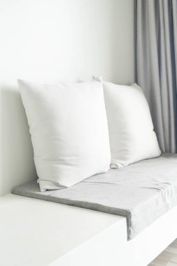 Oturma odasında kanepe dekorasyon güzel yastık 