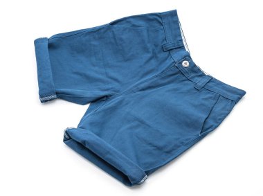 beyaz üzerine kısa pantolon