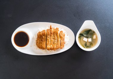 tepesinde pirinç (tonkatsu) ile miso çorbası kızarmış domuz eti