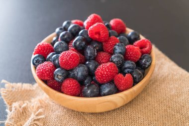 taze yaban mersini ve rasberry 