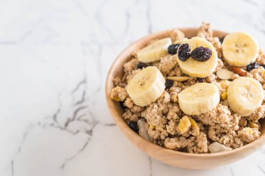 Granola muz, Kuru üzüm ve süt ile 