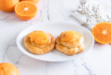 Turuncu plaka üzerinde tart