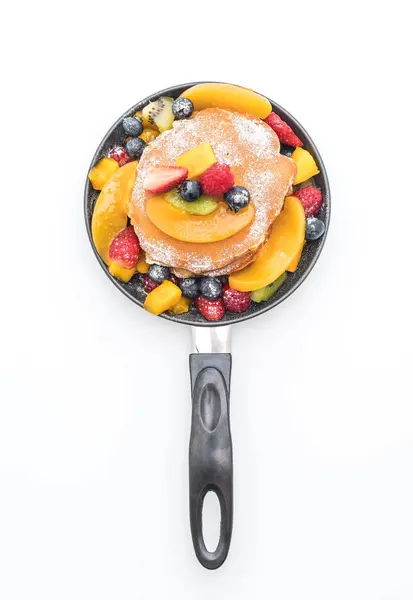 Блины с фруктами (клубника, черника, малина, м — стоковое фото
