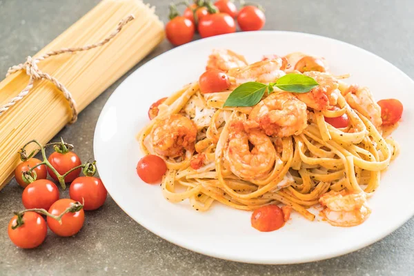 Spagetti karides, domates, fesleğen ve peynir ile 