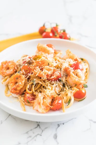 Spagetti karides, domates, fesleğen ve peynir ile 