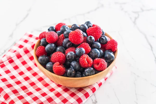 taze yaban mersini ve rasberry 