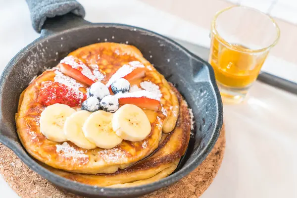 taze çilek yaban mersini ve muz ile gözleme 