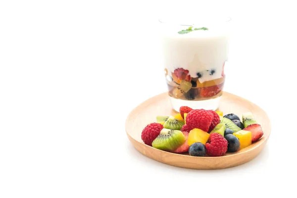 Yogur con fruta mixta (fresa, arándanos, frambuesa, kiw) — Foto de Stock