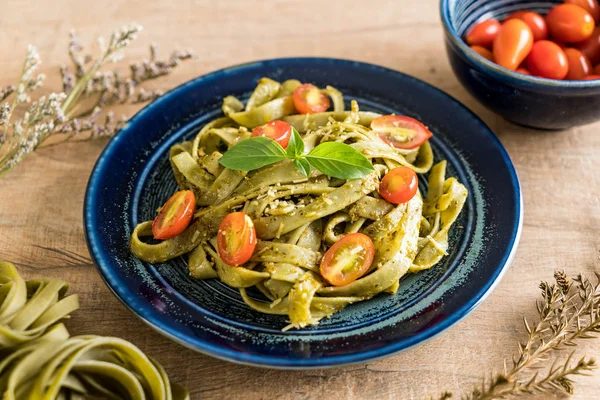 ıspanak fettuccine domates ile