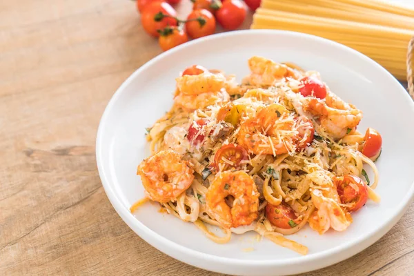 Spagetti karides, domates, fesleğen ve peynir ile 