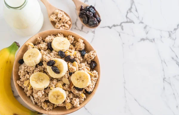 Granola muz, Kuru üzüm ve süt ile 