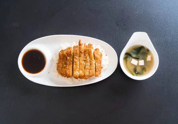 tepesinde pirinç (tonkatsu) ile miso çorbası kızarmış domuz eti