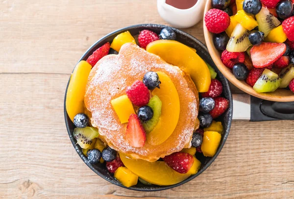 Pancake with mix fruits — Stock Photo, Image