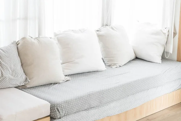 Красивая подушка на диване украшения интерьера — стоковое фото