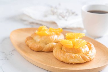 Turuncu pasta plaka üzerinde