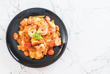 Kore baharatlı sos ve karides kızarmış pilav