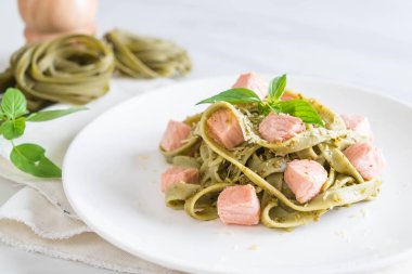 ıspanak fettuccine somon ile