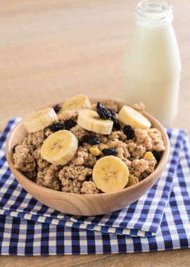Granola muz, Kuru üzüm ve süt ile 