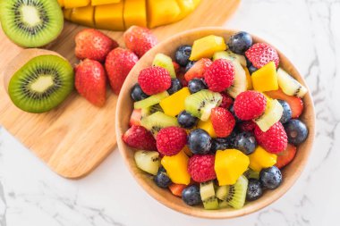 karışık taze meyve (çilek, ahududu, yaban mersini, kivi, mang