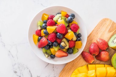 karışık taze meyve (çilek, ahududu, yaban mersini, kivi, mang