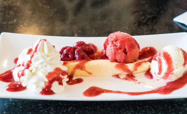 dondurma ve çırpılmış kremalı krep