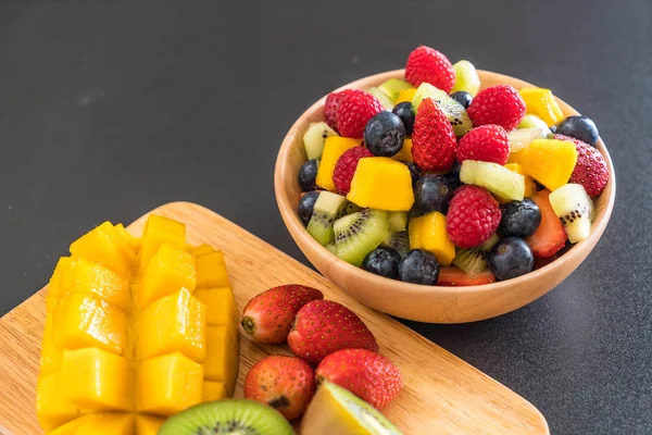 Smíšené čerstvé ovoce (jahody, maliny, borůvky, kiwi, mang — Stock fotografie