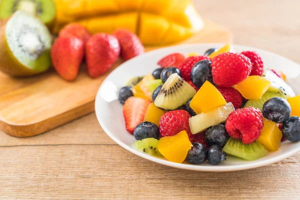 karışık taze meyve (çilek, ahududu, yaban mersini, kivi, mang