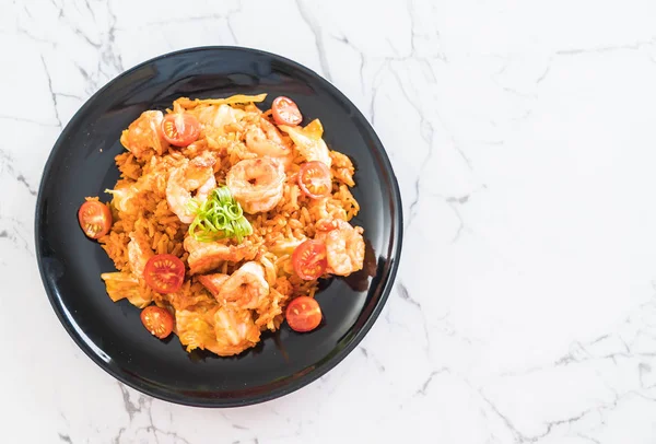 Kore baharatlı sos ve karides kızarmış pilav