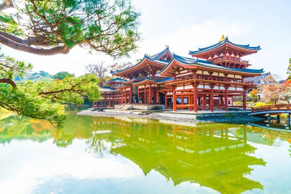 Güzel mimari Byodo içinde Kyoto tapınakta.
