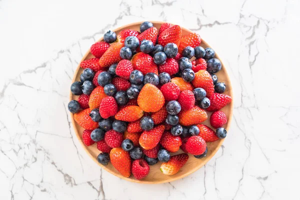 taze yaban mersini, çilek ve rasberry 