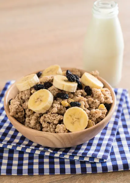Granola muz, Kuru üzüm ve süt ile 