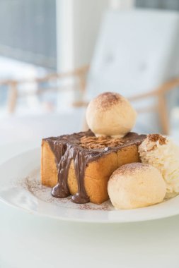 Bal tost vanilyalı dondurma ve çikolata ile