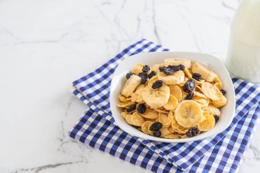 muz, Kuru üzüm ve süt ile tahıl 