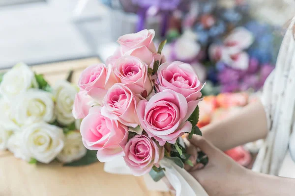 Çiçek buketi holding eller