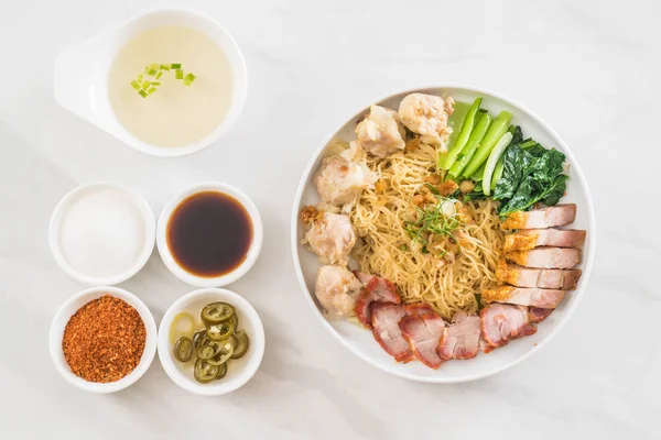 Yumurta noodle kırmızı kızarmış domuz, gevrek domuz eti, köfte ve çorba ile 