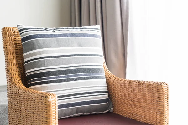 Kanepe oturma Interio dekorasyonda güzel lüks yastık