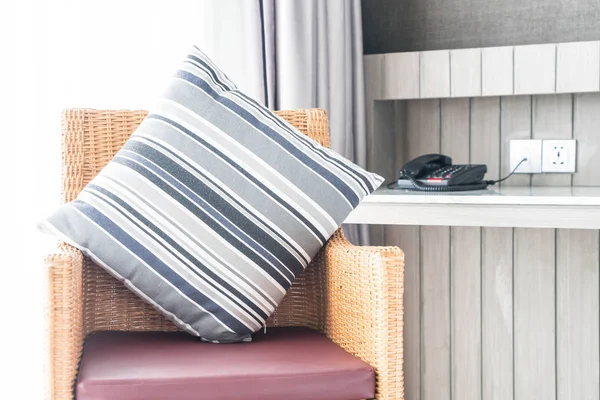 Kanepe oturma Interio dekorasyonda güzel lüks yastık