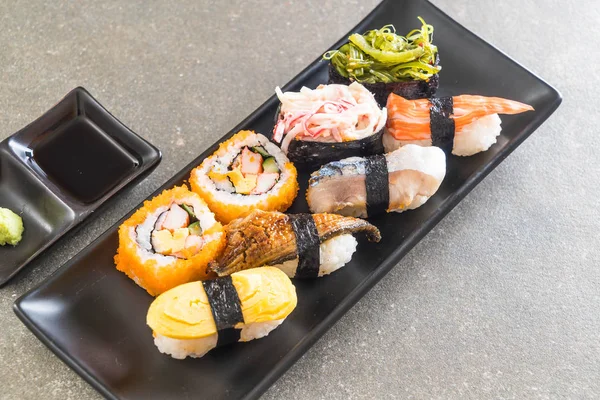 Set of sushi and maki roll — Stock Photo, Image