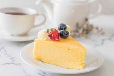 peynirli kek çilek ve yaban mersini