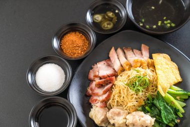 Yumurta noodle kırmızı kızarmış domuz, gevrek domuz eti, köfte ve çorba ile 