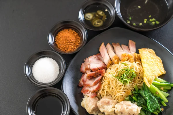 Yumurta noodle kırmızı kızarmış domuz, gevrek domuz eti, köfte ve çorba ile 