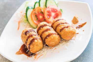 Kızarmış patates Tonkatsu sos ile