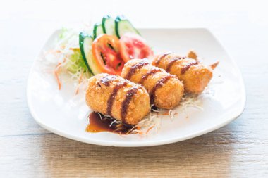 Kızarmış patates Tonkatsu sos ile