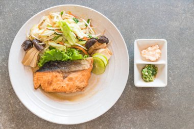 sebze ile kızarmış som balığı biftek