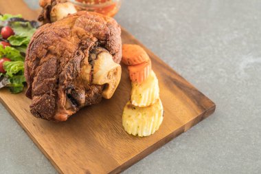 Gevrek domuz knuckle veya Alman domuz Hocks