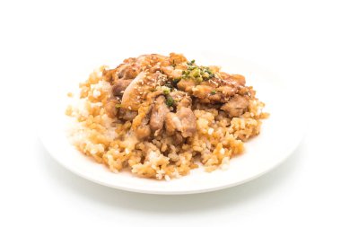 Teriyaki tavuk tepesinde pirinç 