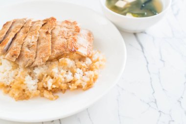 Teriyaki domuz miso çorbası ile tepesinde pirinç