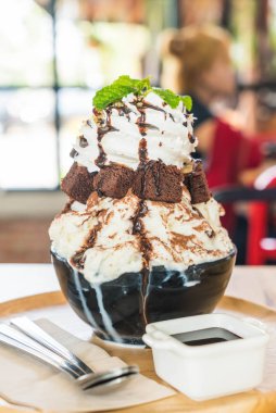 buz tıraş çikolatalı kek ile 